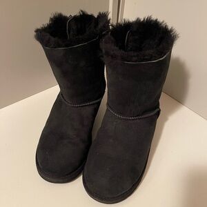 Uggs beautiful booties with bows in the back
